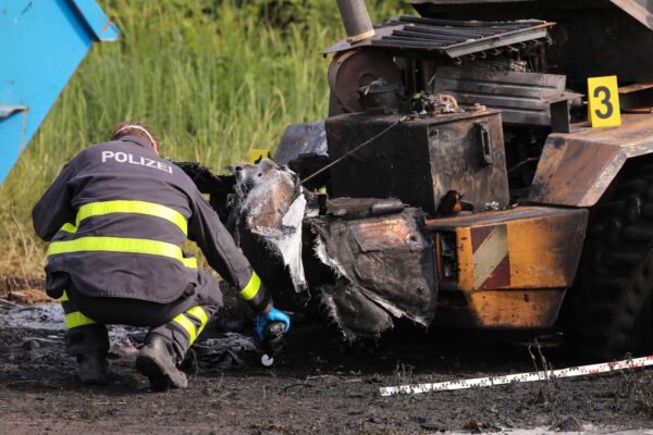 Die Polizei untersuchte das ausgebrannte Fahrzeug - Foto: Tino Plunert