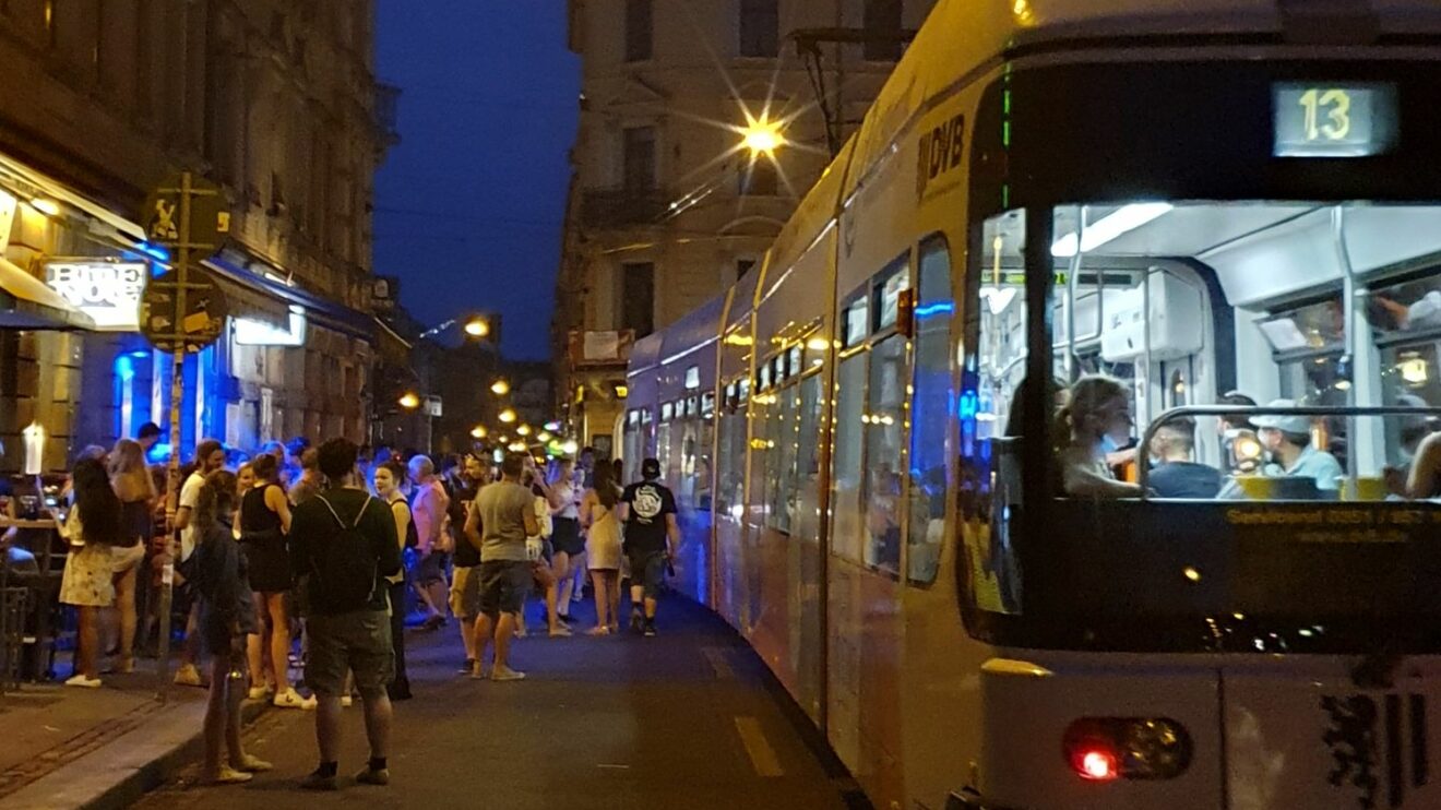 Sogar die Straßenbahn fuhr noch durch die Gassen.