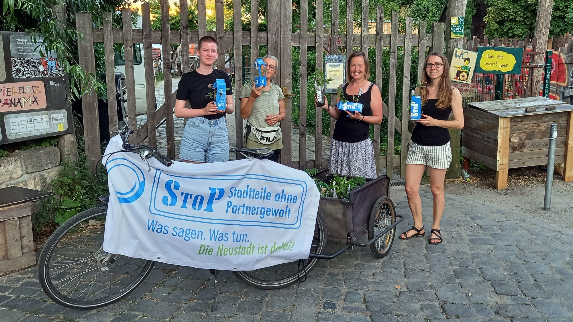 Das StoP-Team hat Pflänzchen verteilt.