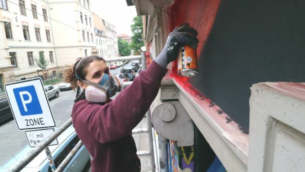 Lena Faludi gestaltet die Projekttheater-Fassade neu.