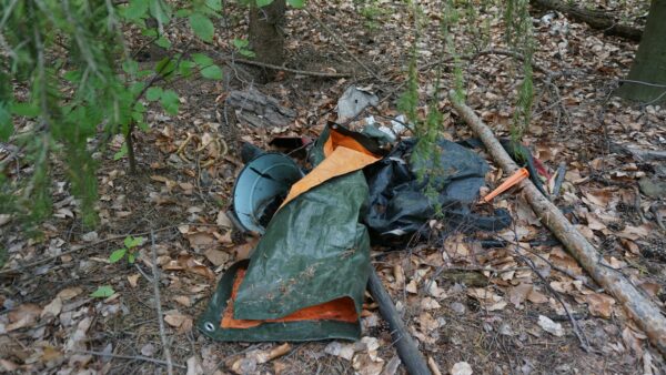 Grundsatz "Hinterlasse keine Spuren" nicht angekommen: Baumaterial im Wald - Foto: Jonas Breitner