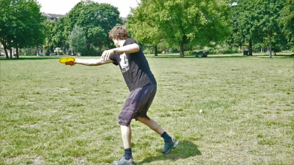 Der erste, lange Wurf beim Disc Golf zur Zielannäherung, die Disc fliegt dabei nie gerade, sondern immer im Bogen - Foto: Jonas Breitner