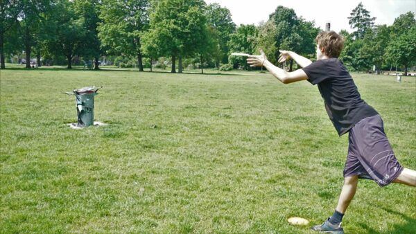 Der sog. "Put" ist wie beim Golf der Wurf mit dem das Ziel (hier der Mülleimer) erreicht wird - Foto: Jonas Breitner