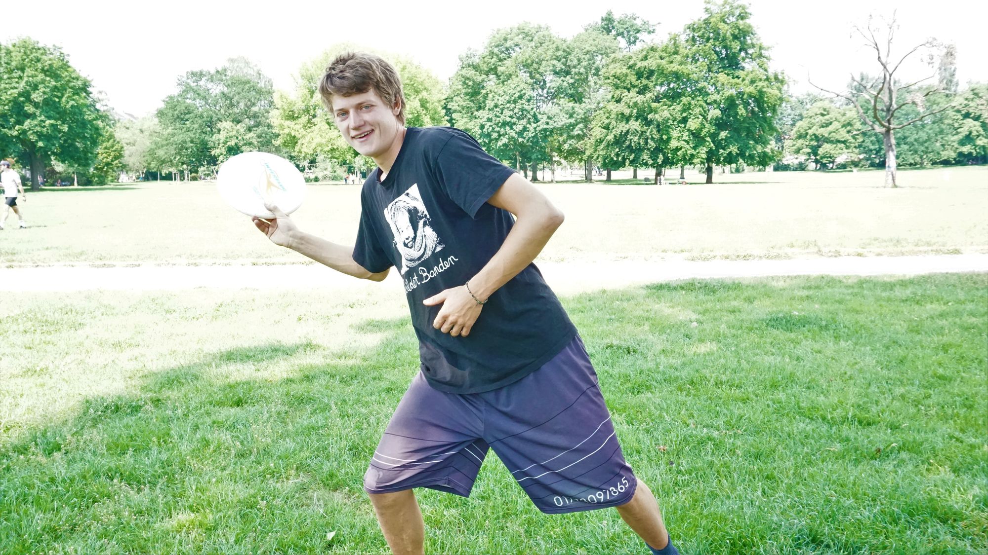Jakob Dieckmann mit seiner Ultimate-Frisbee-Scheibe - Foto: Jonas Breitner