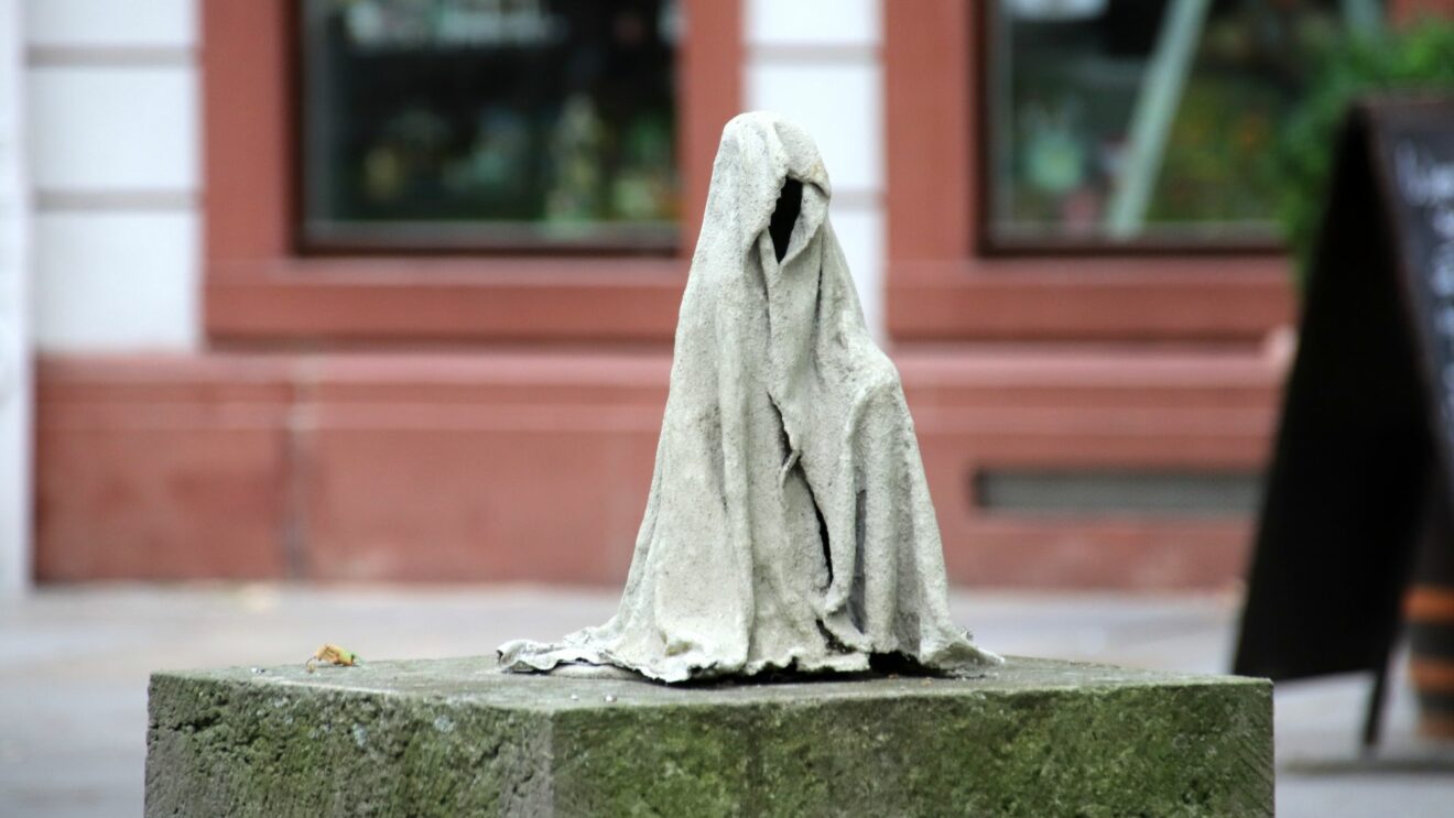 was-macht-der-tod-auf-der-hauptstra-e-neustadt-gefl-ster