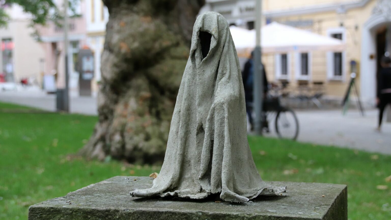 was-macht-der-tod-auf-der-hauptstra-e-neustadt-gefl-ster