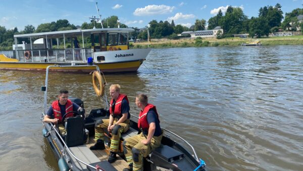 Mit einem Rettungsboot werden die Fahrgäste an Land gebracht. Foto: Feuerwehr Dresden