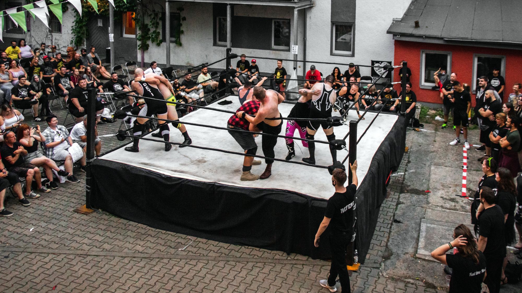 Wrestling und Fritten im Hof - Foto: Marc Körner