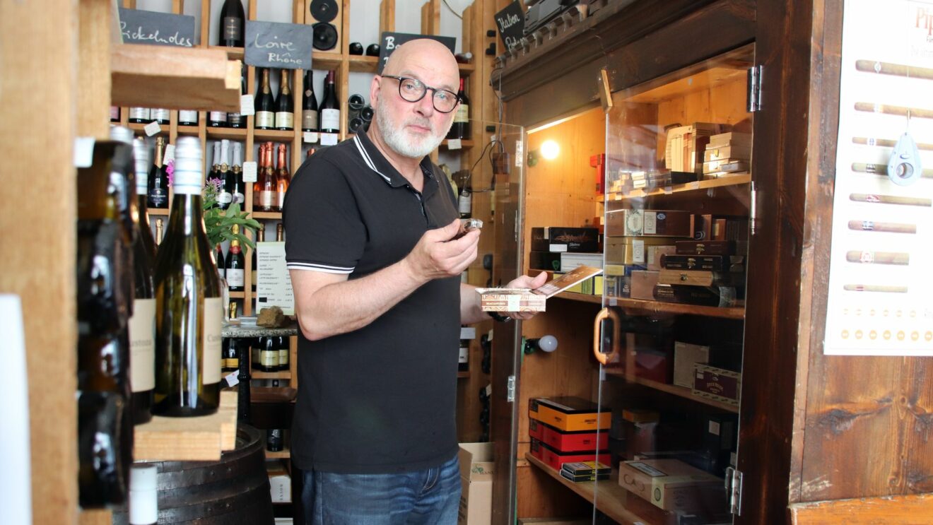 Thomas Schumann vor dem spektakulären Humidor.