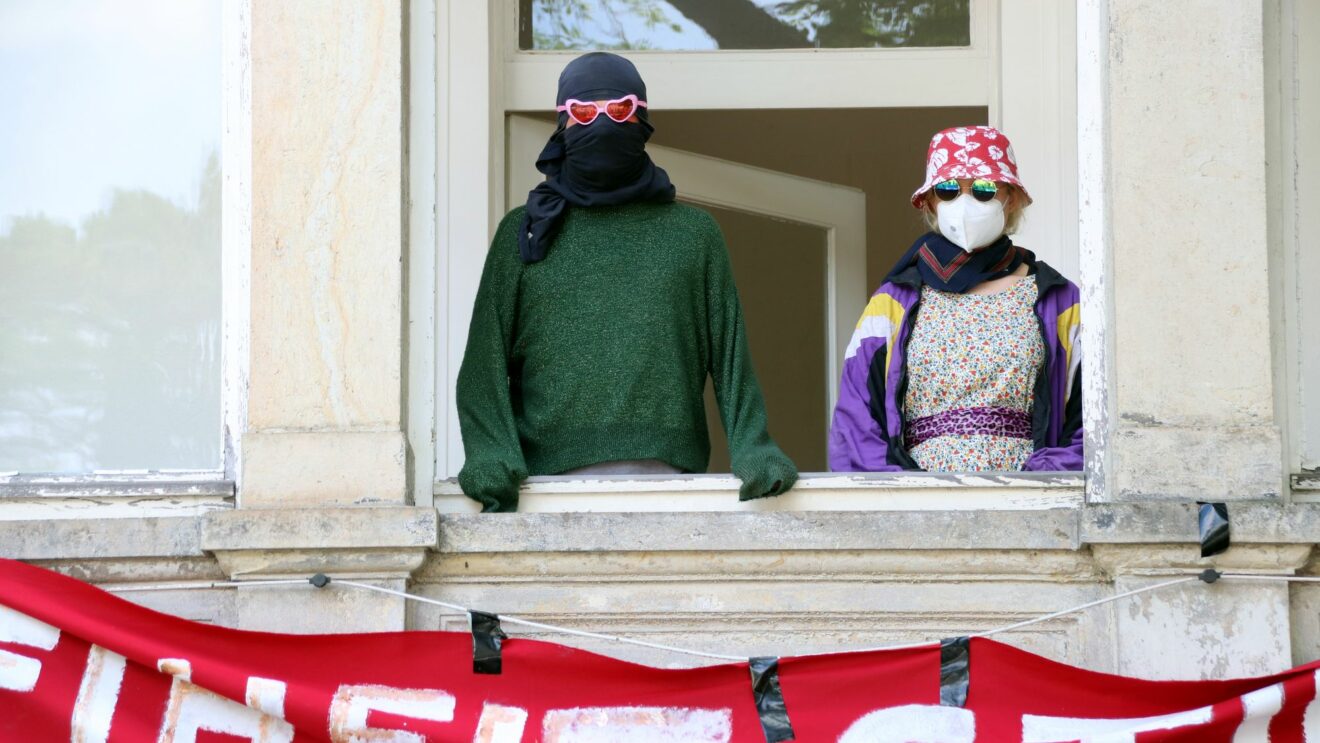 Hausbesetzer*innen bei der Pressekonferenz