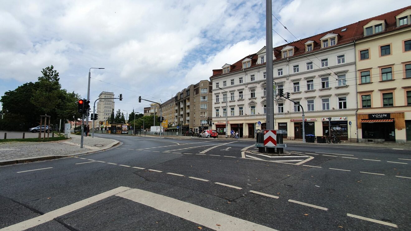 Hier soll der Autofahrer rückwärts aus der Alaunstraße heraus gekommen sein und dann gewendet haben.