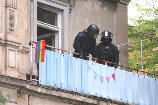 Polizei statt Hausbesetzer*innen auf dem Balkon - Foto: Tino Plunert