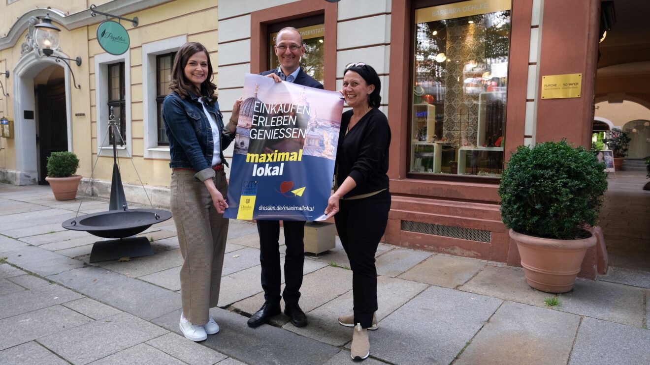 "Maximal lokal" präsentiert von Friederike Wachtel (Geschäftsführerin City Management), Robert Franke (Leiter des Amtes für Wirtschaftsförderung) und Barbara Oehlke (Inhaberin Goldschmiedewerkstatt Oehlke), v.l. - Foto: Bernhard Albrecht