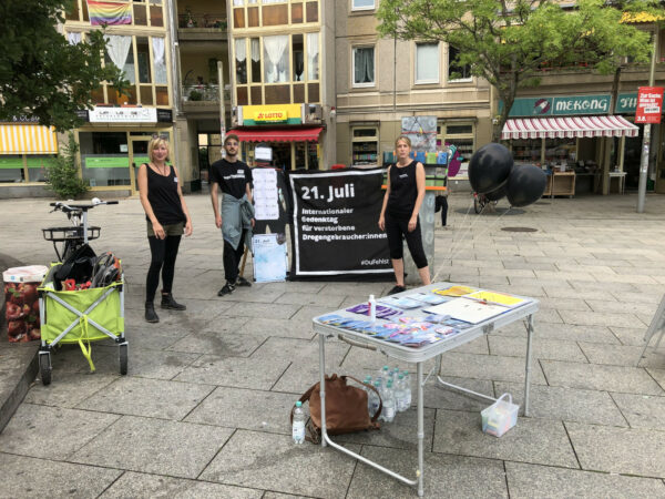 Am 21. Juli ging es zum Gedenken an verstorbene Drogengebraucher*innen mit dem Infostand auf den Albertplatz. Foto: Fachteam Suchtprävention der Diakonie Dresden