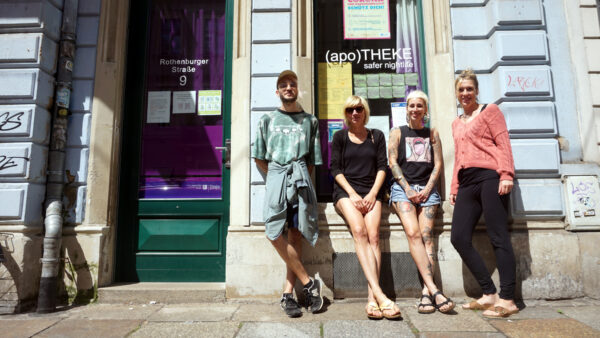 Momo, Fanny, Josefine und Anne vor ihrem Büro auf der Rothenburger Straße. 