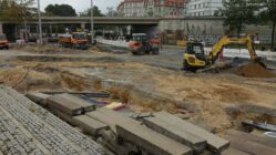 Derzeit wirkt die Baustelle Großenhainer Straße wie ein riesiger Sandkasten. Foto: W. Schenk
