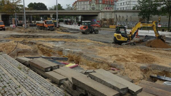 Derzeit wirkt die Baustelle Großenhainer Straße wie ein riesiger Sandkasten. Foto: W. Schenk