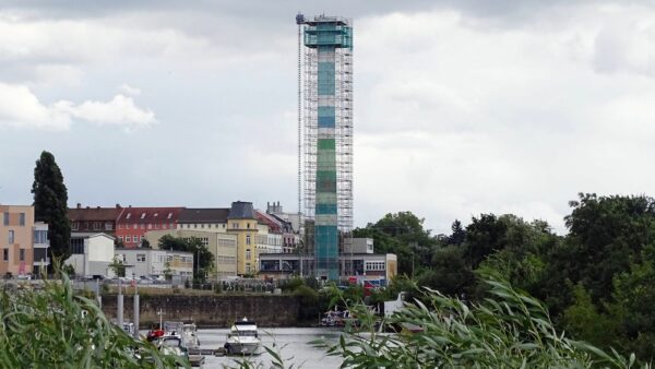 Bis Ende September sollen die Abrissarbeiten des Schornsteins beendet sein. Foto: W. Schenk