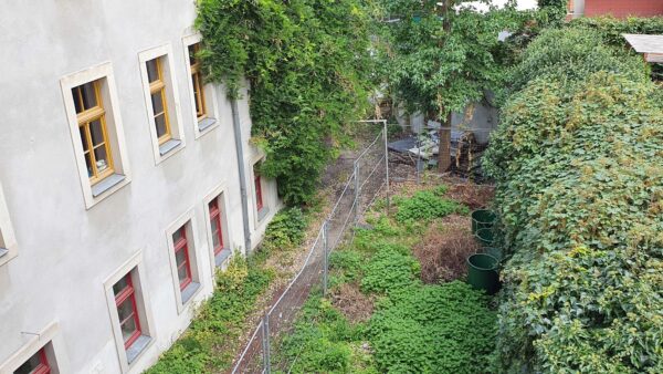 Die Mauer auf der rechten Seite soll saniert werden. Dann kann der ganze Hof wieder als Biergarten genutzt werden.