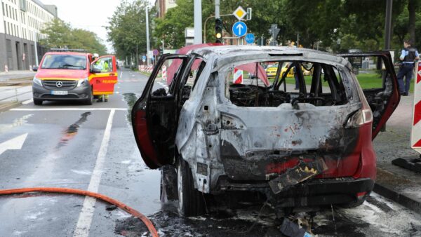 Ausgebrannter Renault auf der Großenhainer Straße - Foto: Roland Halkasch