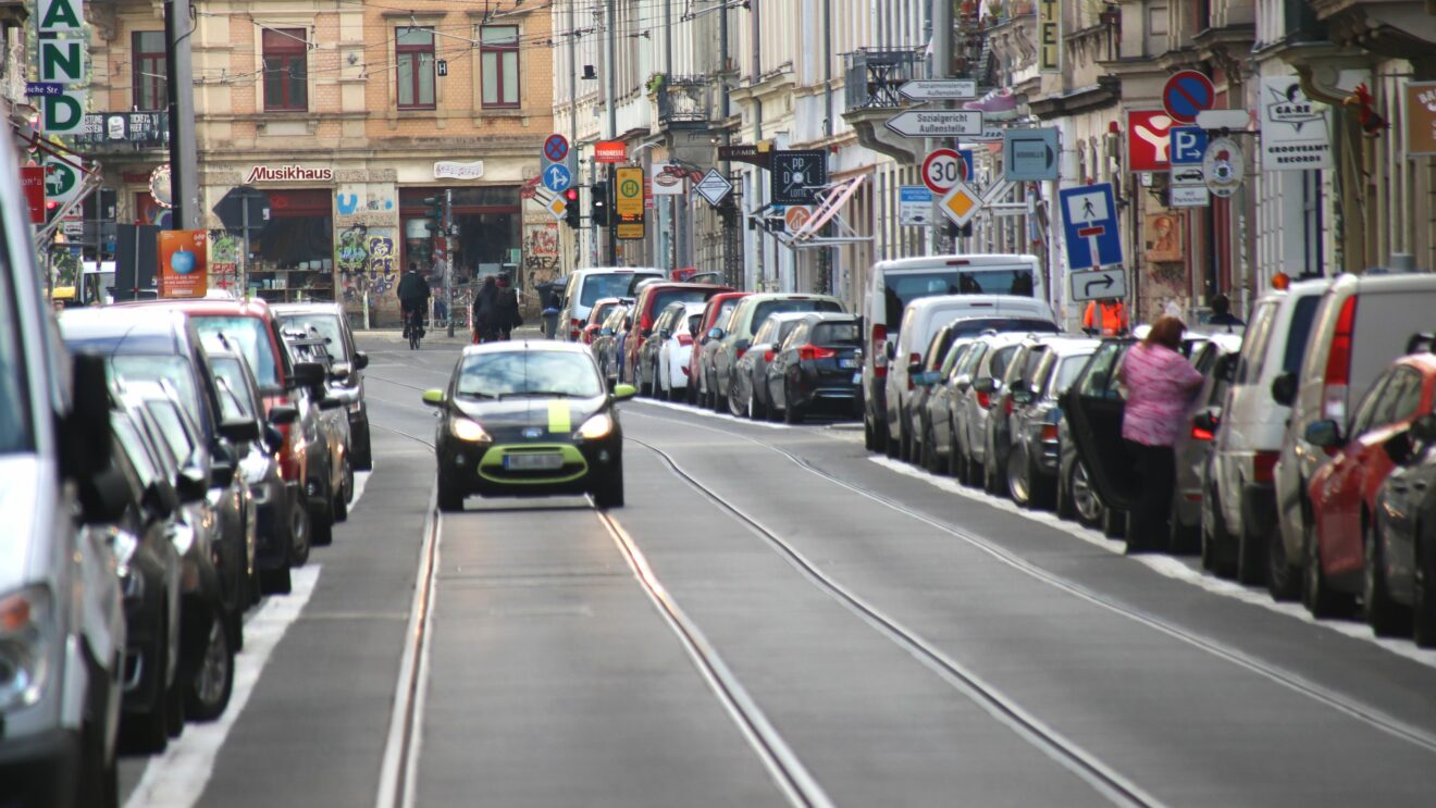 Weiße Linien an der Rothenburger sollen für flüssigeren Verkehr sorgen.