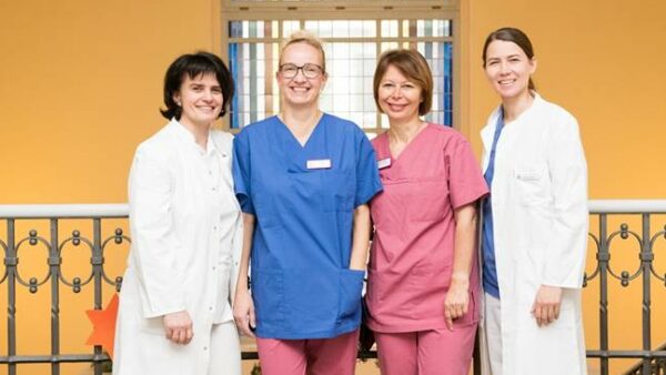 Das Geburtshilfe-Team am Diakonissenkrankenhaus Dresden: (von links) Chefärztin Ágnes Zirkel, Stationsleiterin Yvonne Schultze, Leitende Hebamme Steffi Gülzow und Dr. med. Anna Treptow, Leitende Oberärztin der Neonatotologie