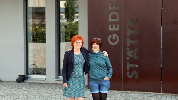 Die Initiatorin des Projektes, Verena Böll (rechts) mit der Künstlerin Elena Pagel - Foto: Anton Launer