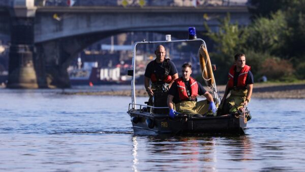 Feuerwehr-Rettungsboot auf der Elbe - Foto: Tino Plunert