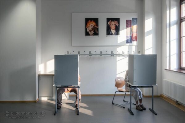 Wahlkabine im Gymnasium Dreikönigschule - Foto: Bildermann