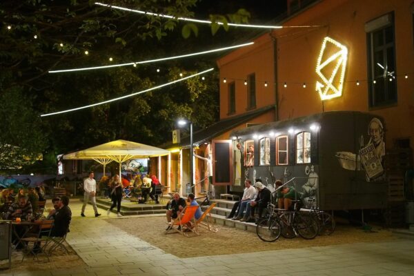 Der Zirkuswagen des Scheune-Cafés ist schon auf den Bischofsplatz umgezogen.