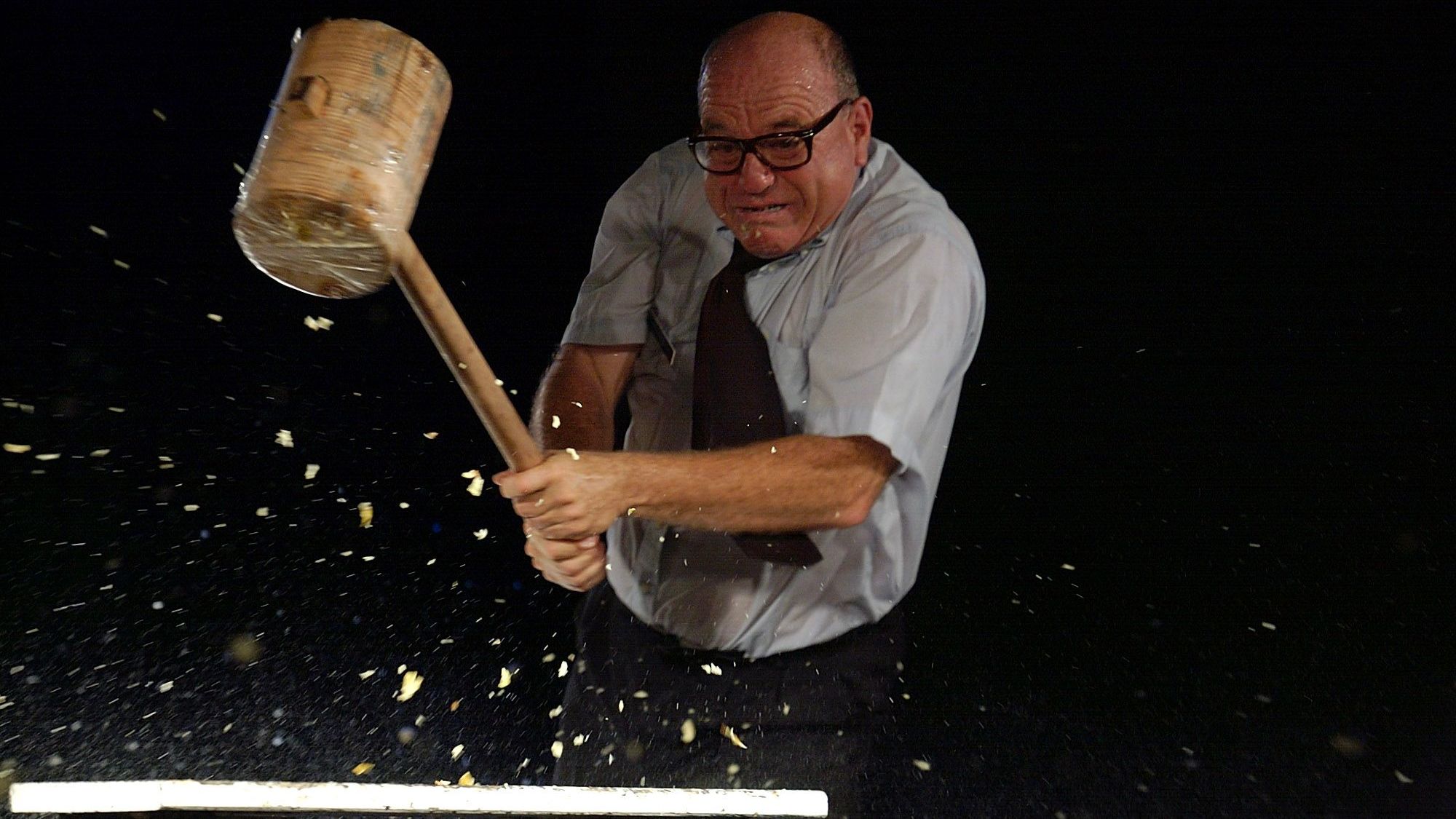 Wo er hinhaut, steht kein Glas mehr - Leo Bassi - Foto: PR/Theaterruine