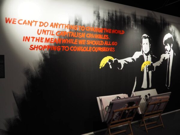 Ironisch-nicht-ironische Platzierung eines Banksy-Spruchsam Museumsshop