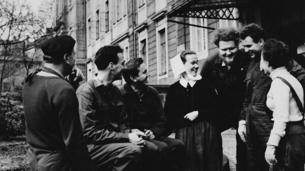 Schwester Margarete Herold mit Jugendlichen kurz nach Kriegsende