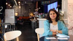 Fatema im Co-Working-Café Interlokal