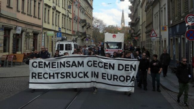 2018 folgten Tausende dem Aufruf von "Herz statt Hetze" und zogen von der Neustadt zum Altmarkt, um gegen Pegida zu protestieren.
