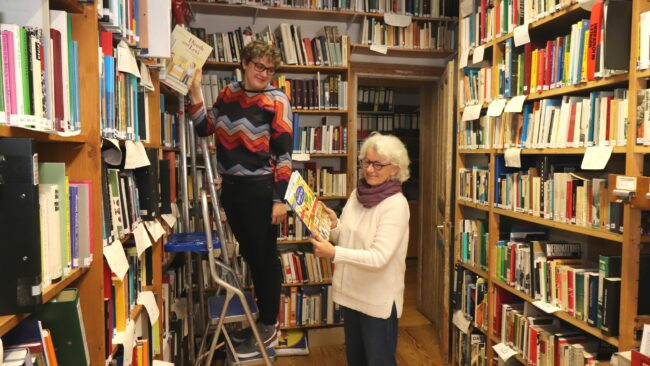 Madeleine Weis und Sabine Richter in der Bibliothek des Hatikva beim Aussuchen der Kinderbücher für die Ausstellung.