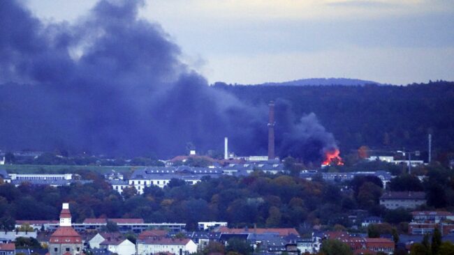 Großbrand im Industriegelände - Foto: Roland Halkasch
