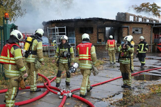 Am Nachmittag hatte die Feuerwehr den Brand vollständig gelöscht. Foto: Roland Halkasch