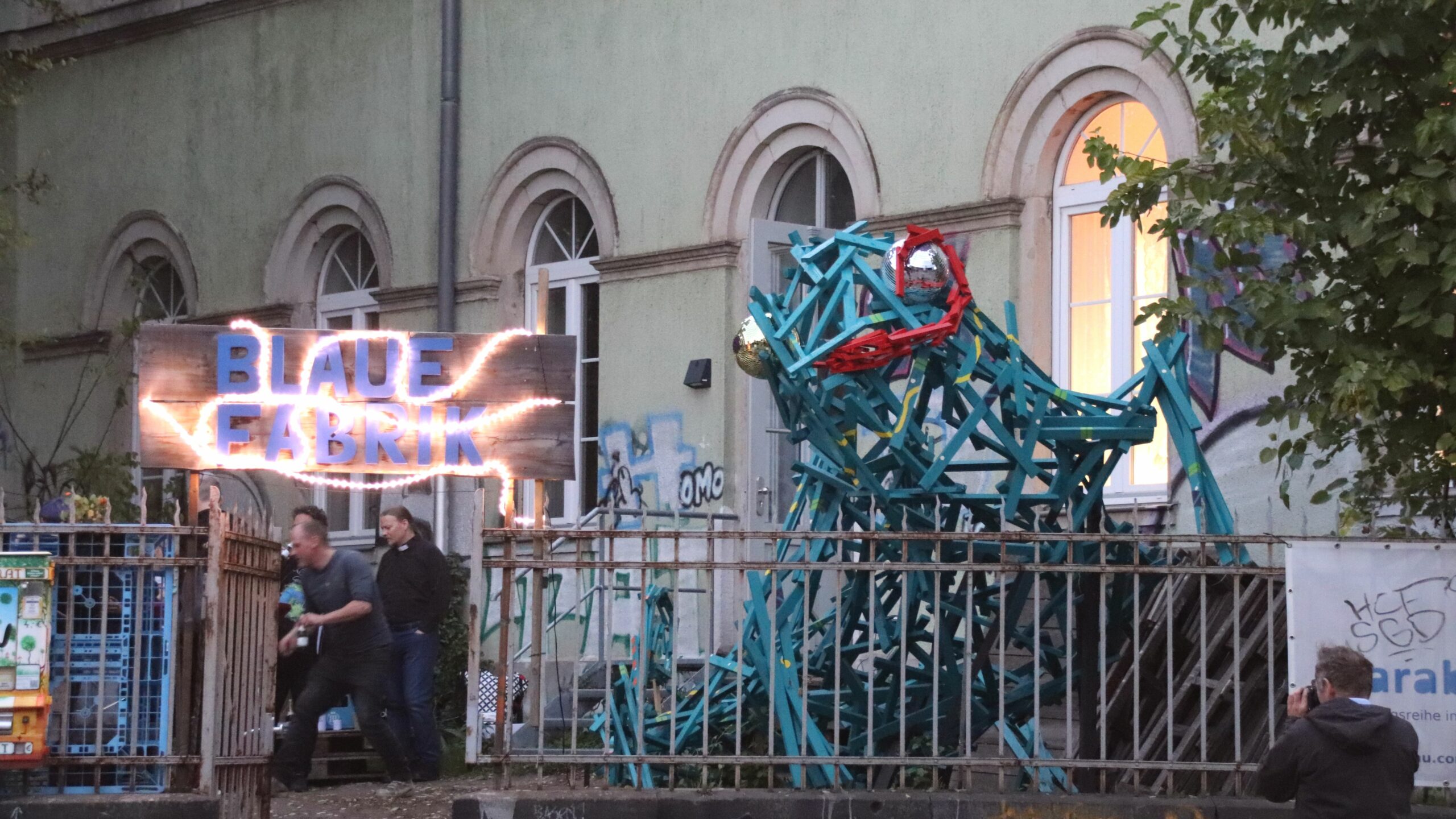 Blaue Fabrik mit Chamäleon