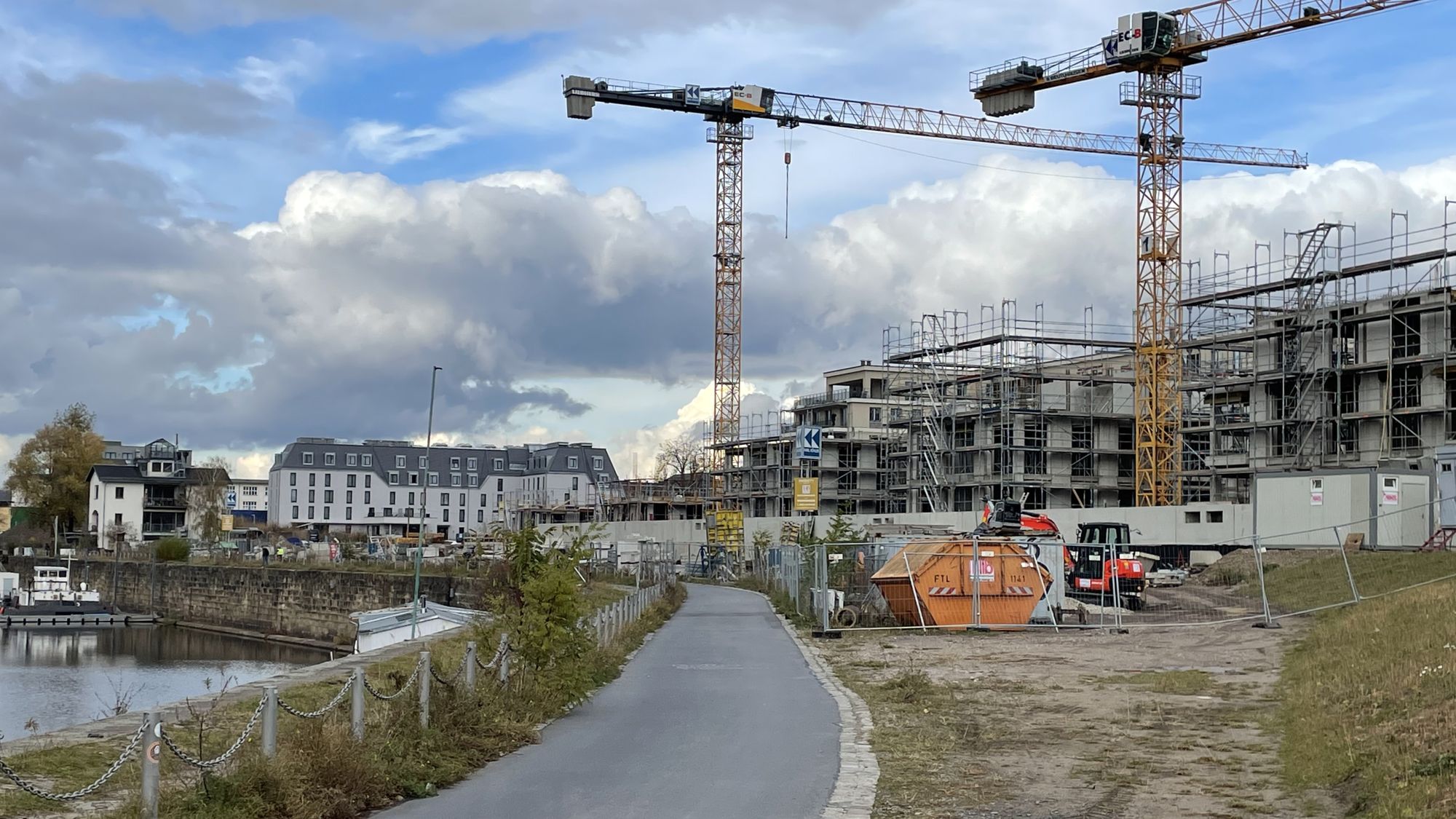 Elberadweg an Hafencity bis April gesperrt Mit der Baumaßnahme soll die S-Kurve im Bereich Citybeach entschärft werden. Foto: W. Schenk
