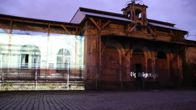 Alter Leipziger Bahnhof mit Videoprojektion. Heute Abend wird auch auf das Eingangsportal projiziert.