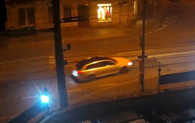 Das Fluchtfahrzeug an der Ecke Kötzschenbroder Straße / Leipziger Straße. Foto: Polizei Dresden