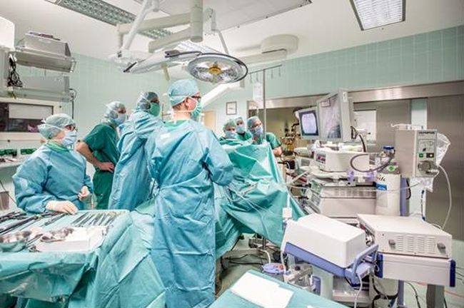 Bei Operationen kommt im Diako neueste Technik zum Einsatz: Das Haus ist Kompetenzzentrum Minimalinvasive Chirurgie, zertifiziert von der Deutschen Gesellschaft für Allgemein- und Viszeralchirurgie. Foto: Diako