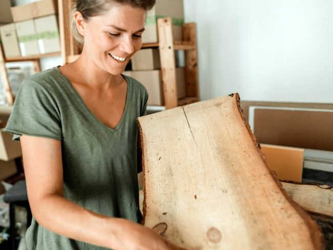 Hat ein Händchen fürs Holz: Christina Kölling - Foto: Lumenqi
