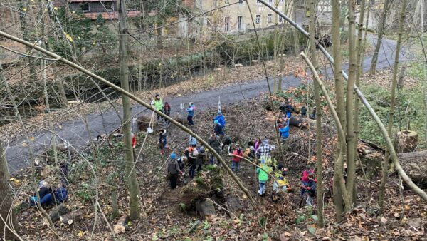 Am Steilhang gegenüber der Grundmühle buddelten die Kids in der Erde. Foto: S. Krause