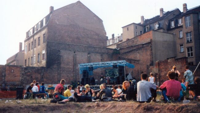 Freifläche gegenüber der Scheune - Foto: Juni 1991/Archiv Anton Launer