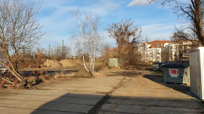 Künftiger Standort des Mikrodepots zwischen Bahndamm und Dr.-Friedrich-Wolf-Straße