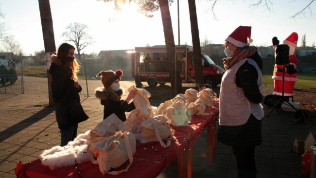 Im vergangenen Jahr ließen sich rund 100 Kinder von Weihnachtsfrau und -mann beschenken. - Foto: Lysann Linke