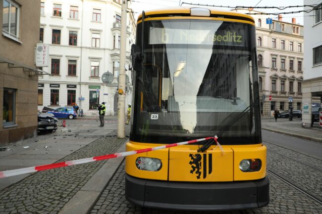 Der Zusammenstoß war unmittelbar an der Ecke zur Tieckstraße - Foto: Roland Halkasch