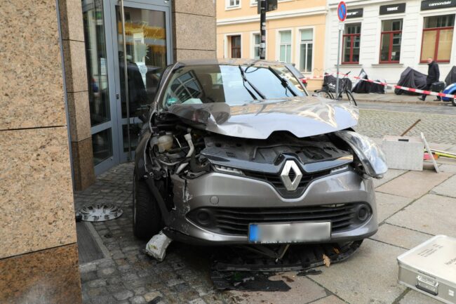 Das Auto wurde schwer beschädigt, die Fahrerin musste ins Krankenhaus gebracht werden - Foto: Roland Halkasch